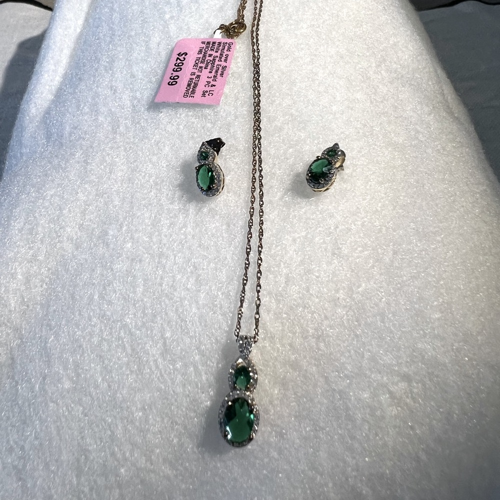 Necklace and earrings (Emerald like)